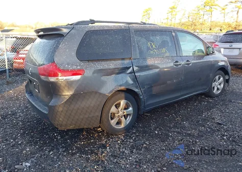 2011 Toyota Sienna Le V6 z USA, uszkodzony, nr VIN 5TDKK3DC5BS105447
